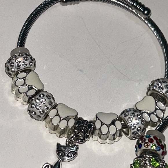 Chic Silver Bracelet with Green Accents - Picture 3 of 3